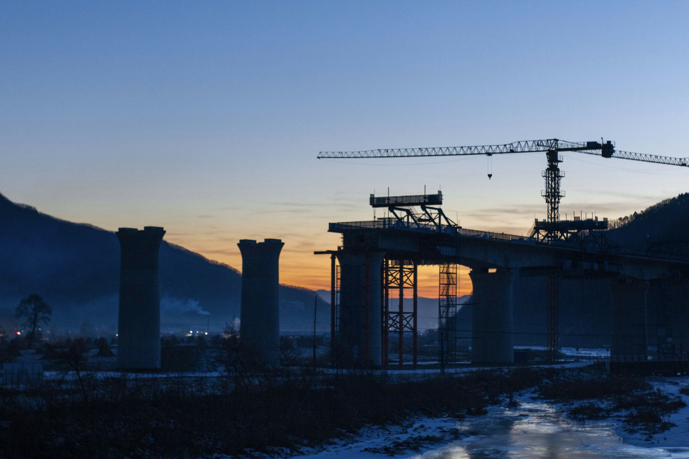 Viaducto en construcción al atardecer
